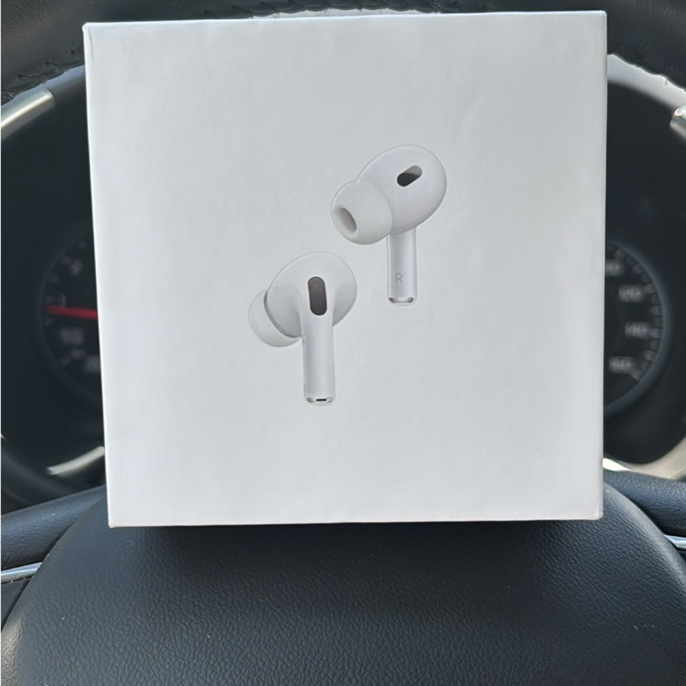 Bluetooth headphones with White MagSafe Case